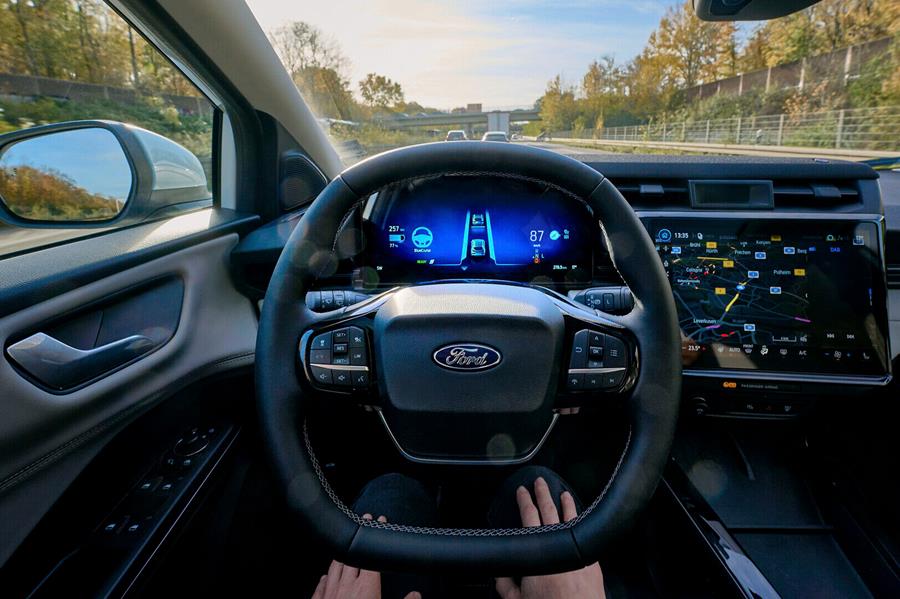 De digitale cockpit toont duidelijk wanneer BlueCruise actief is en bewaakt permanent de aandacht van de bestuurder