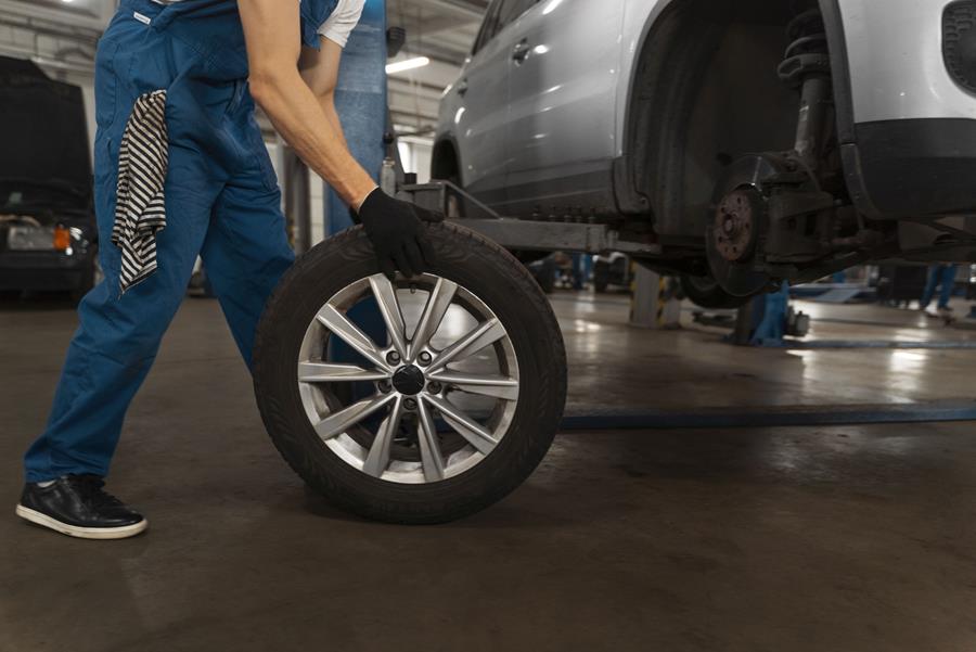 Bandenwissel in de werkplaats: een cruciaal moment voor garages en bandenspecialisten om klanten tijdig te laten overschakelen naar zomerbanden en tegelijk veiligheid, slijtage en bandenspanning te controleren